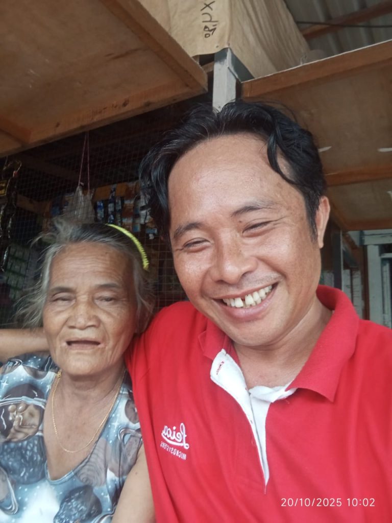 Oppung Taruan Boru Napitupulu bersama dengan Petugas CU Tunas Harapan