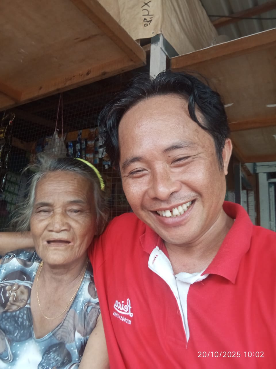 Oppung Taruan Boru Napitupulu bersama dengan Petugas CU Tunas Harapan di Kampung Danau Merah, Batam.